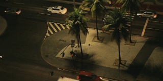 晚上在里约热内卢的科帕卡巴纳街道