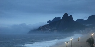 里约热内卢黎明时分的伊帕内玛海滩全景