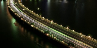 迈阿密Brickell Key Bridge的灯光小径