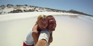 高清慢镜头:沙滩上的幸福夫妻