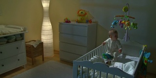 HD CRANE:失眠的婴儿在晚上哭泣