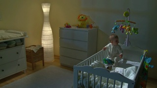 HD CRANE:失眠的婴儿在晚上哭泣视频素材模板下载