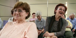 HD:两位老年妇女参加研讨会