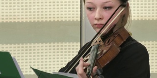 在音乐课上拉小提琴的少女