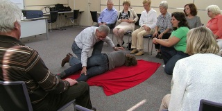 成人学生练习CPR恢复体位