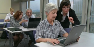 帮助老年人使用电脑的讲师