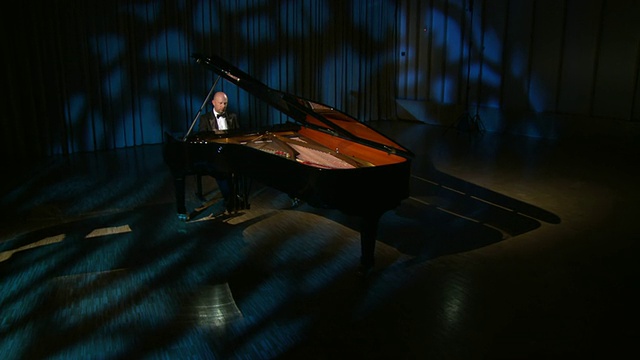 HD CRANE:弹奏大钢琴的人