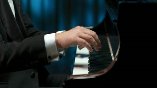 高清多莉:钢琴手演奏钢琴音乐会视频素材模板下载