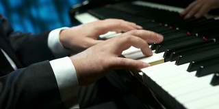 高清:钢琴家弹钢琴的特写