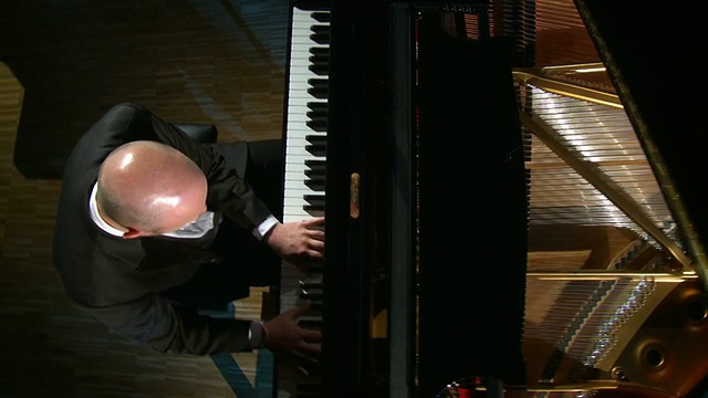HD CRANE:弹奏大钢琴的人
