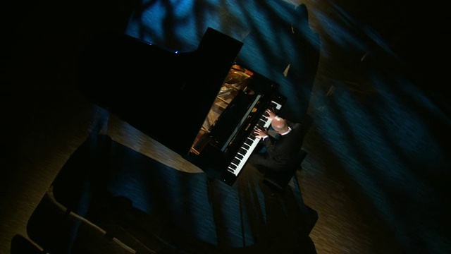 HD CRANE:孤独钢琴家