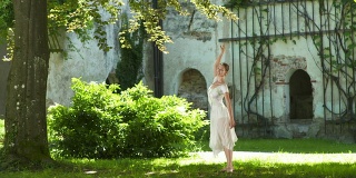 高清多莉:美丽的芭蕾舞女演员在公园