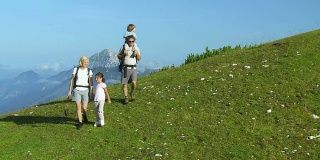 HD CRANE:绿色山丘上的家庭散步
