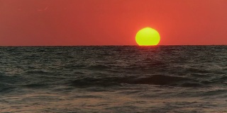 HD延时:日落在布鲁姆的电缆海滩