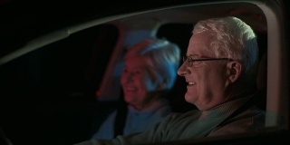 高清多莉:相爱的老年夫妇在晚上开车