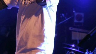 男人在舞台上唱歌。嘻哈视频素材模板下载