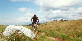 HD:山地自行车沿着乡村小径骑行