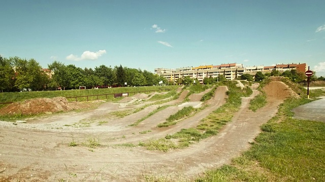 越野小轮车在坡道上超速行驶