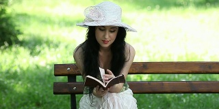 美丽的女孩在公园看书，放松
