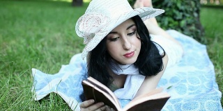 美丽的女孩在公园看书，放松