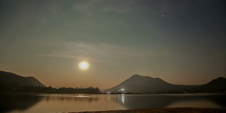 星夜月升山湖