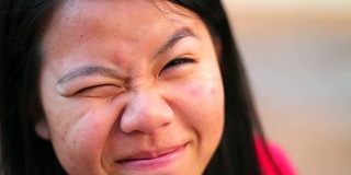 可爱的亚洲少女微笑幸福的肖像