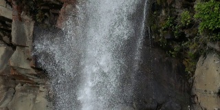慢镜头:塔拉纳基瀑布步道，鲁阿佩胡山