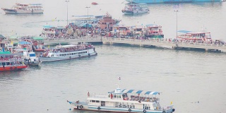 在泰国芭堤雅码头的行人通勤时间
