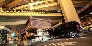 通过高速公路交通