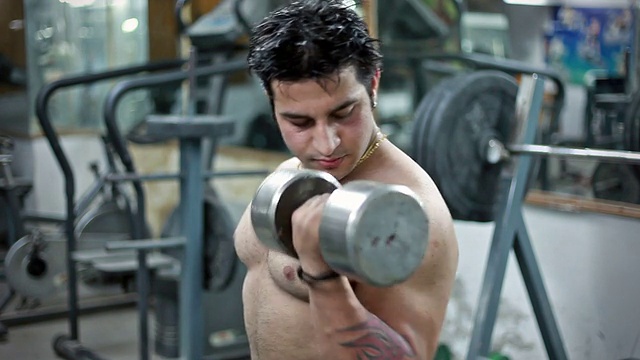 印度男子在健身房锻炼