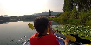 女孩们在湖中划着皮划艇