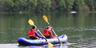 女孩们在湖中划着皮划艇
