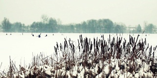 人们在结冰的湖面上钓鱼