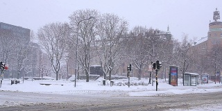 斯德哥尔摩的城市景观与沉重的冬季雪瑞典