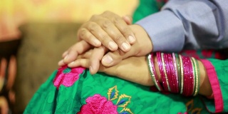 新婚的印度夫妇手牵着手
