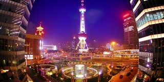 上海东方明珠塔在现代建筑中环抱
