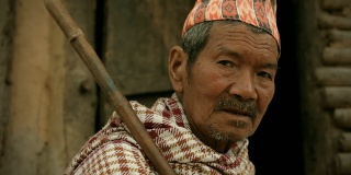 尼泊尔人:来自农村的老人