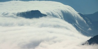云的瀑布