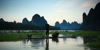 渔民在竹筏上撒网