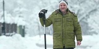 一个拿着铲子站在雪地里的男人