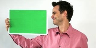 有魅力的销售员，带着绿屏板，笑着