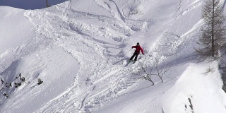 高清超级慢动作:免费滑雪在下坡