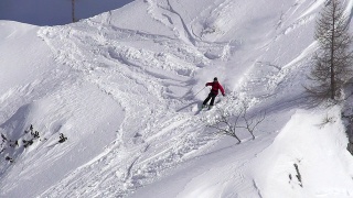 高清超级慢动作:免费滑雪在下坡视频素材模板下载