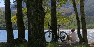 山地自行车手休息
