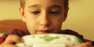 男孩玩电子游戏