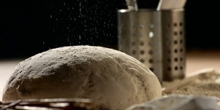 HD超级慢动作:在面包上撒面粉