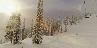 山顶滑雪缆车上的阳光