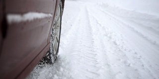 高清超级慢动作:雪景中汽车车轮的特写