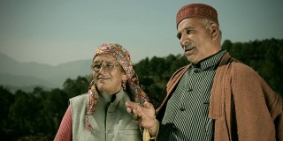 喜马偕尔邦的人们:快乐的老年夫妇望着别处