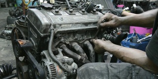 修理汽车引擎
